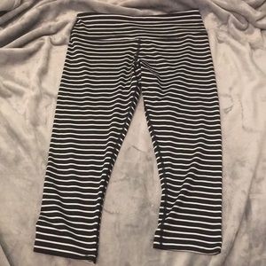 Black striped cropped leggings